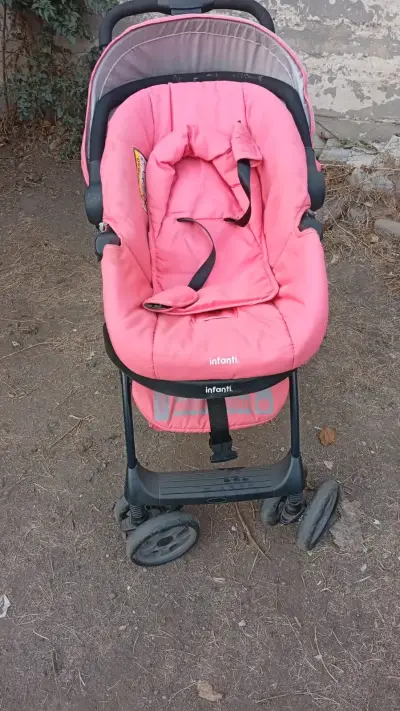 Coche de bebé Infanti rosa con cinturón de seguridad - miniatura 1