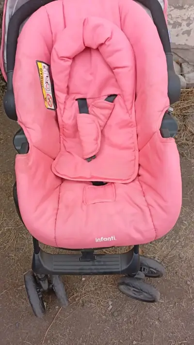 Coche de bebé Infanti rosa con cinturón de seguridad - miniatura 2