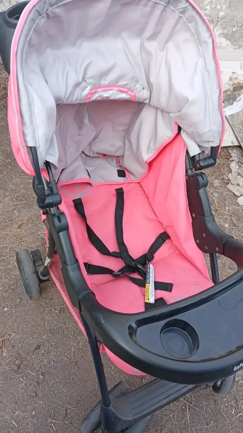 Coche de bebé Infanti rosa con cinturón de seguridad - 3