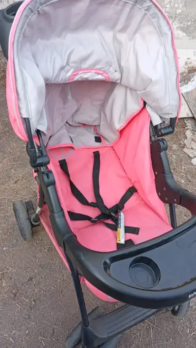 Coche de bebé Infanti rosa con cinturón de seguridad - miniatura 3