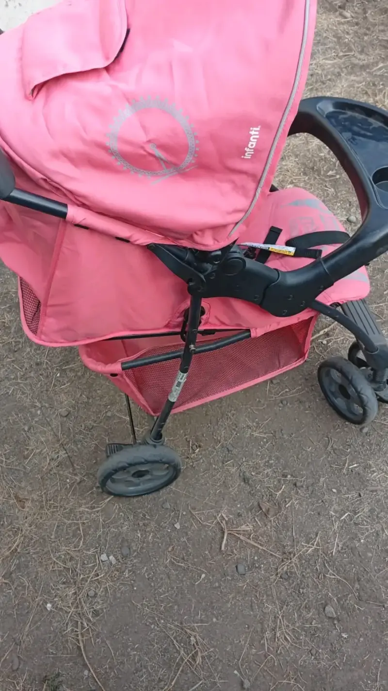 Coche de bebé Infanti rosa con cinturón de seguridad - 4