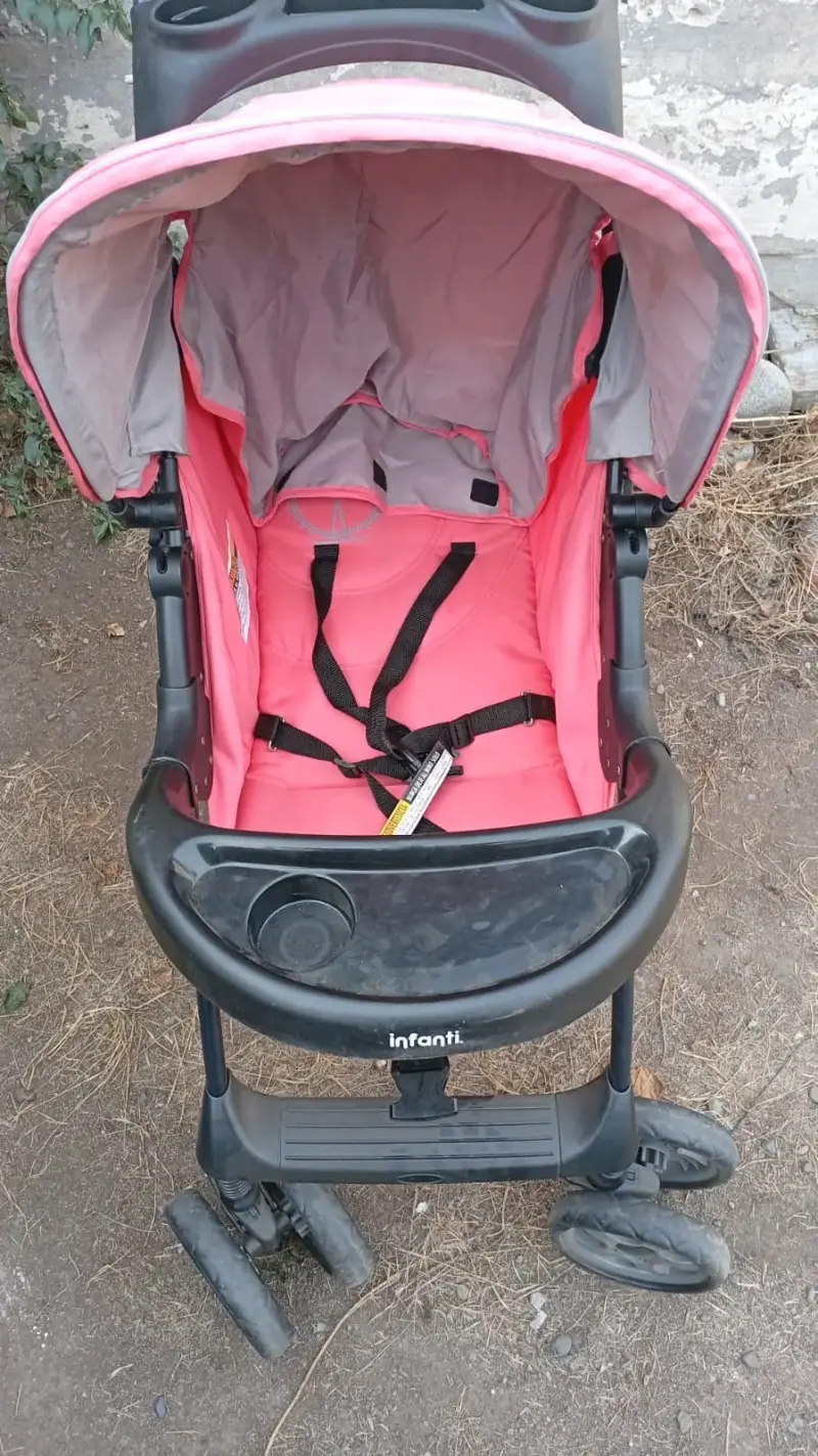 Coche de bebé Infanti rosa con cinturón de seguridad - 5