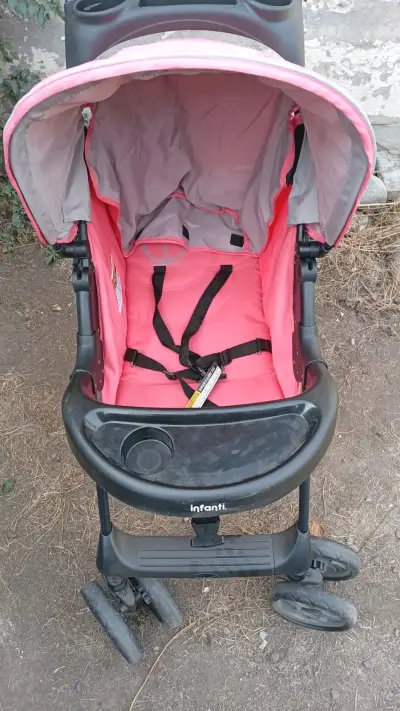 Coche de bebé Infanti rosa con cinturón de seguridad - miniatura 5