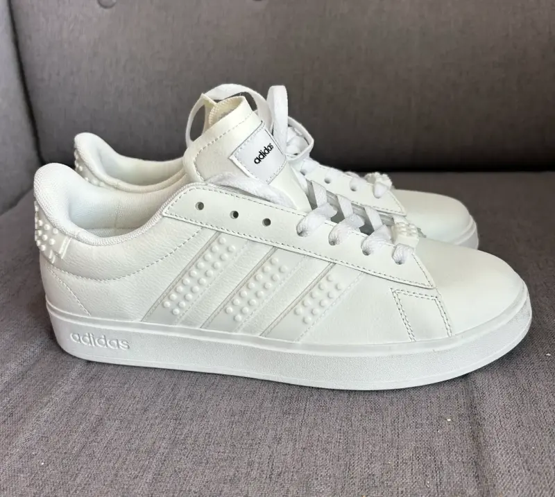 Zapatillas blancas Adidas con detalles LEGO - 1