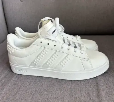 Zapatillas blancas Adidas con detalles LEGO - miniatura 1