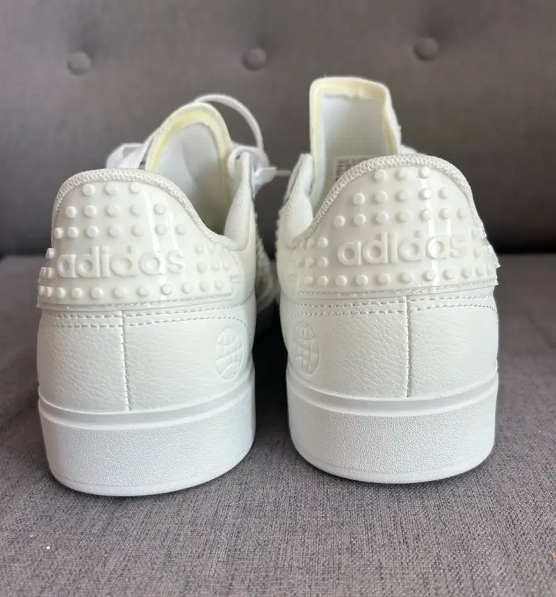 Zapatillas blancas Adidas con detalles LEGO - 2