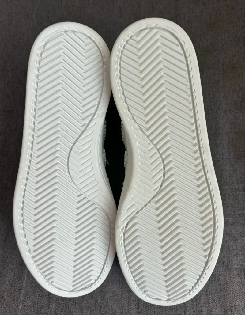 Zapatillas blancas Adidas con detalles LEGO - 3