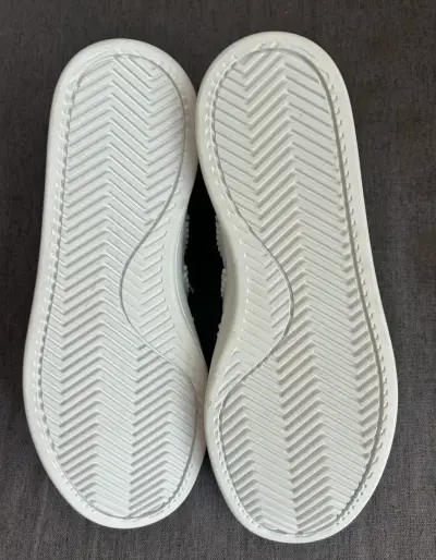 Zapatillas blancas Adidas con detalles LEGO - miniatura 3