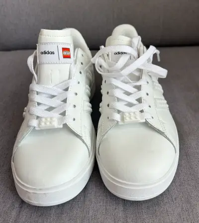 Zapatillas blancas Adidas con detalles LEGO - miniatura 4