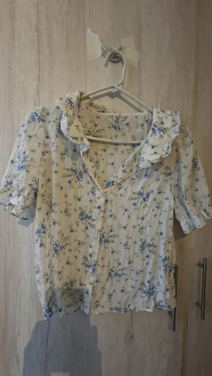 Blusa floral con volantes para mujer