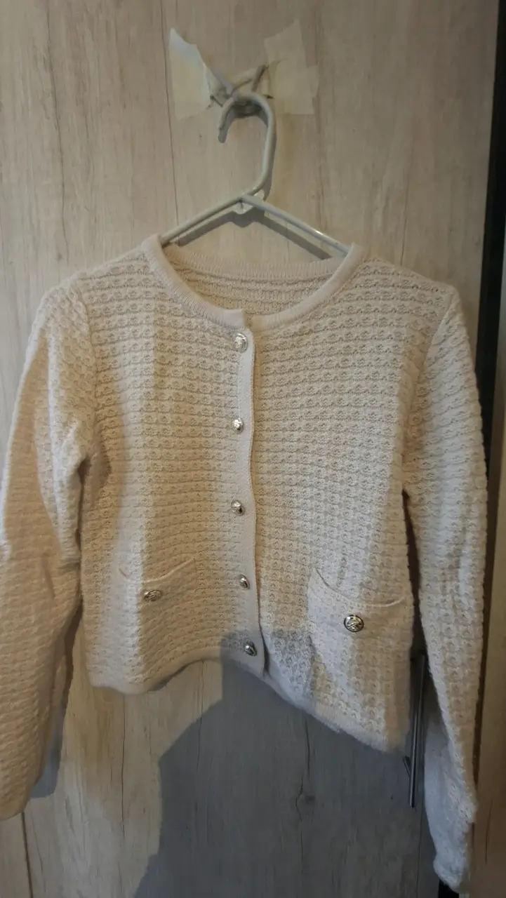 Cardigan de punto beige con botones decorativos