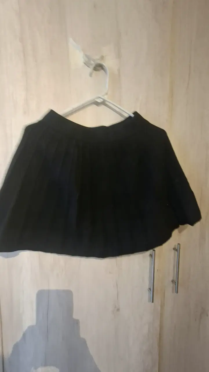 Falda corta negra plisada