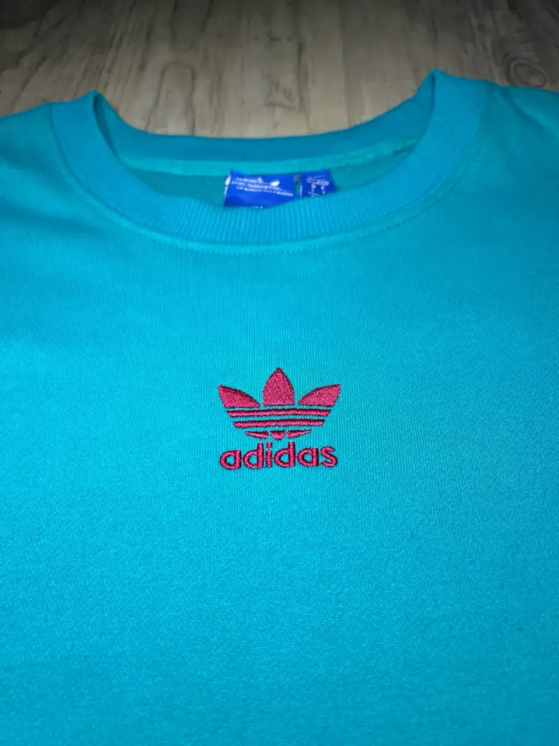 Polerón Adidas turquesa con logo bordado - 2