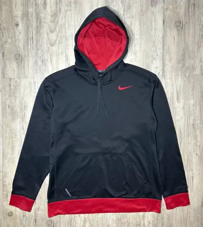 Polerón Nike negro con capucha y forro rojo - miniatura 1