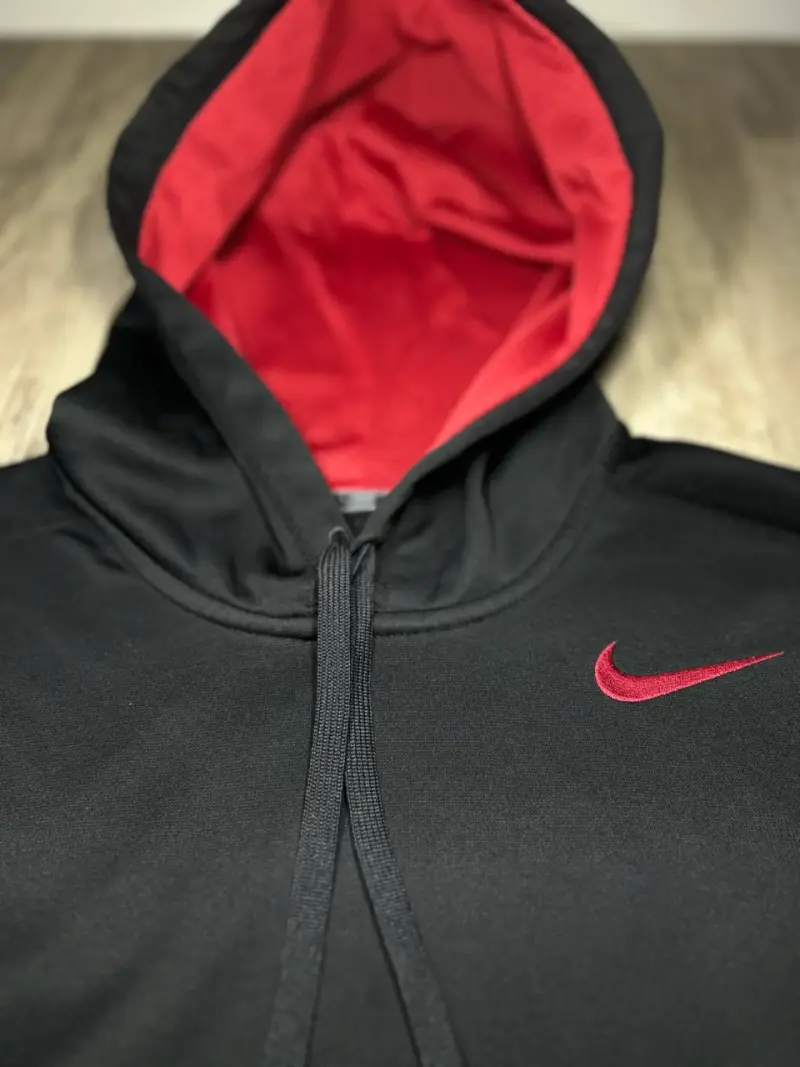 Polerón Nike negro con capucha y forro rojo - 2