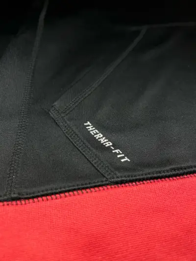 Polerón Nike negro con capucha y forro rojo - miniatura 3