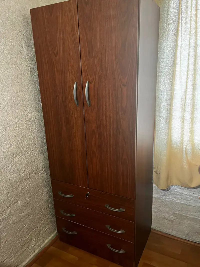 Ropero de madera con cajones y puertas - 1