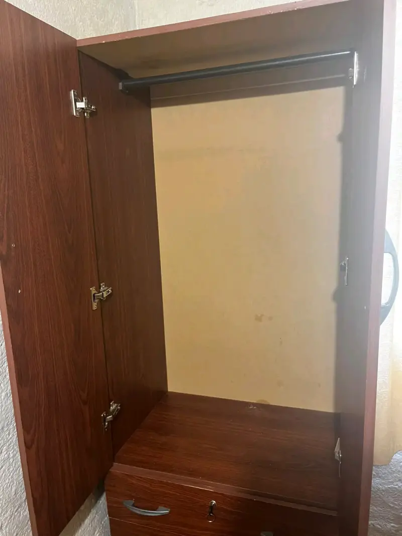 Ropero de madera con cajones y puertas - 2