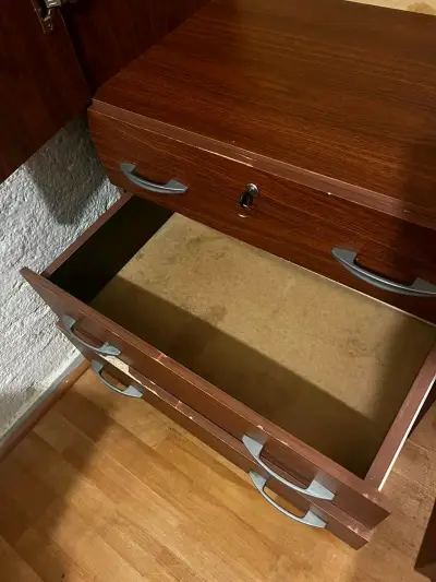 Ropero de madera con cajones y puertas - miniatura 4