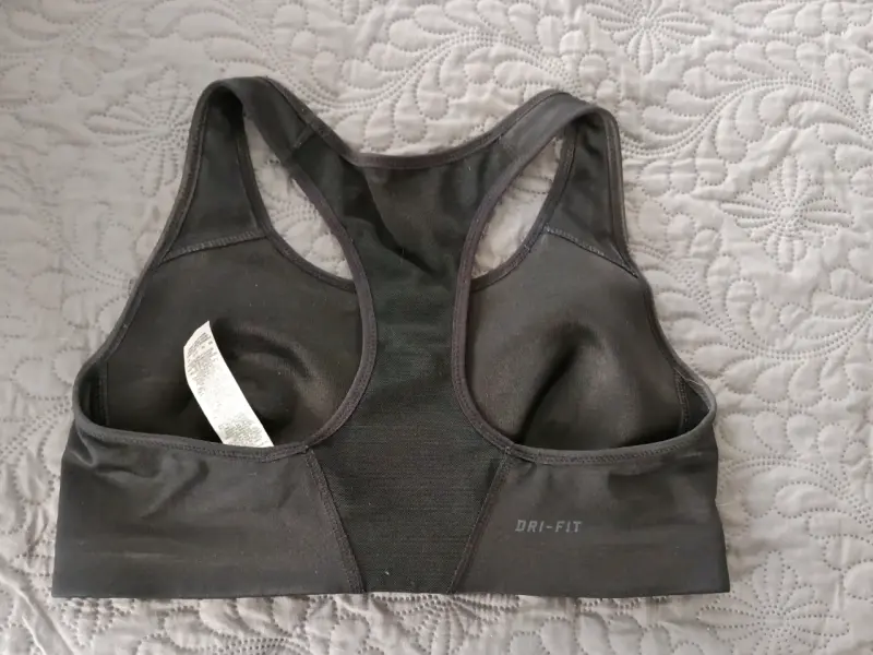 Sostenes deportivos Nike y Bonett Garments - 6