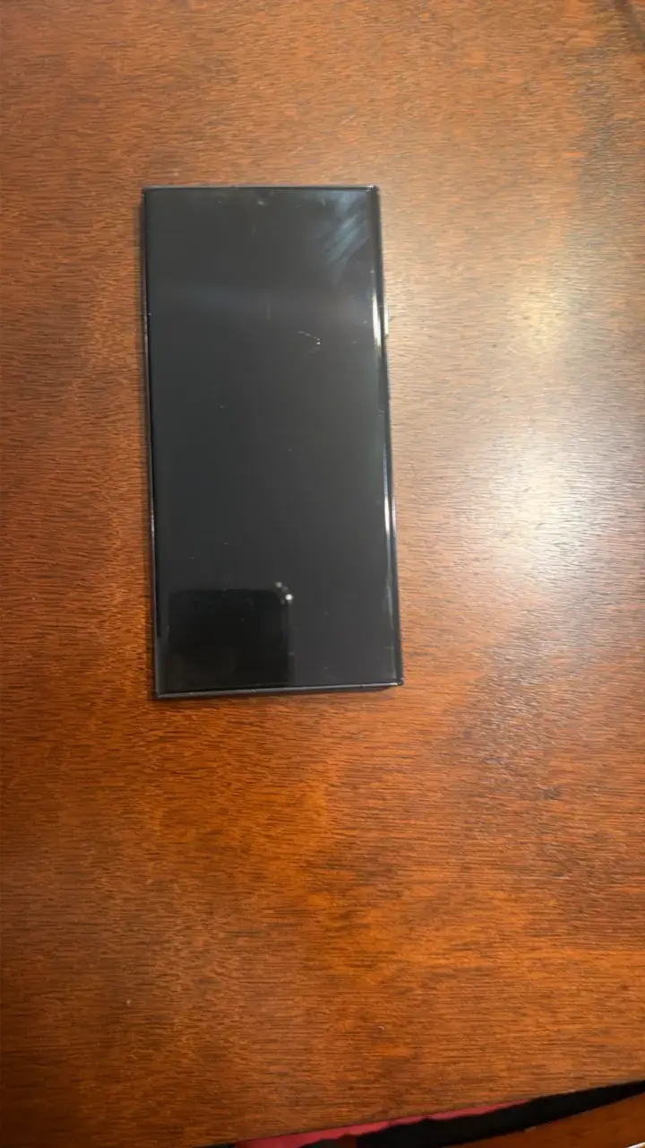 Smartphone Samsung Galaxy S23 Ultra con cargador - 1