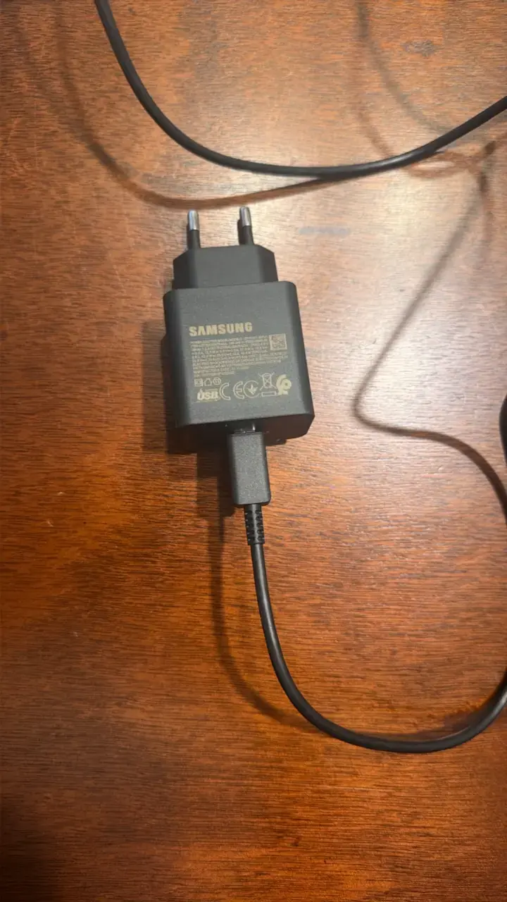 Smartphone Samsung Galaxy S23 Ultra con cargador - 3