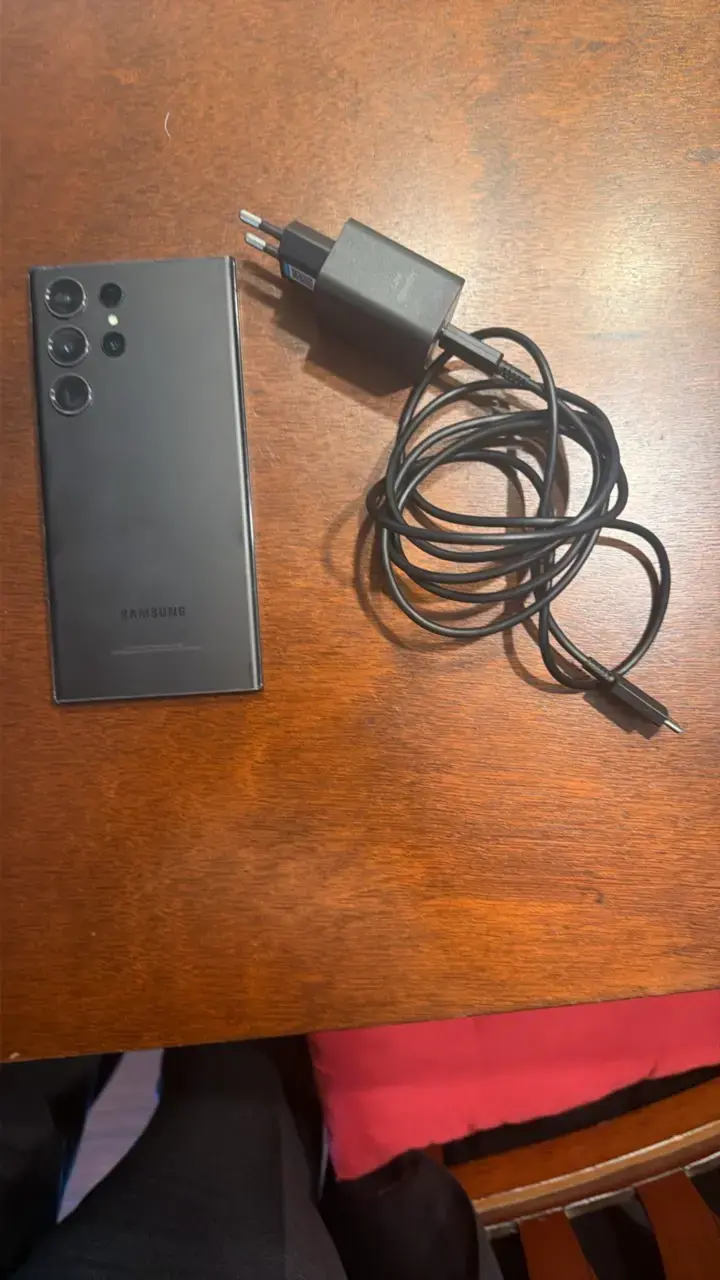 Smartphone Samsung Galaxy S23 Ultra con cargador - 4