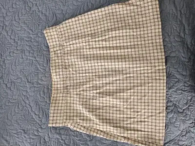 Falda corta a cuadros beige y negra - miniatura 1