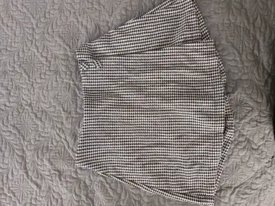 Falda corta a cuadros beige y negra - miniatura 2