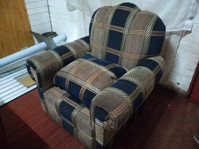 Sillón individual tapizado en tela estampada