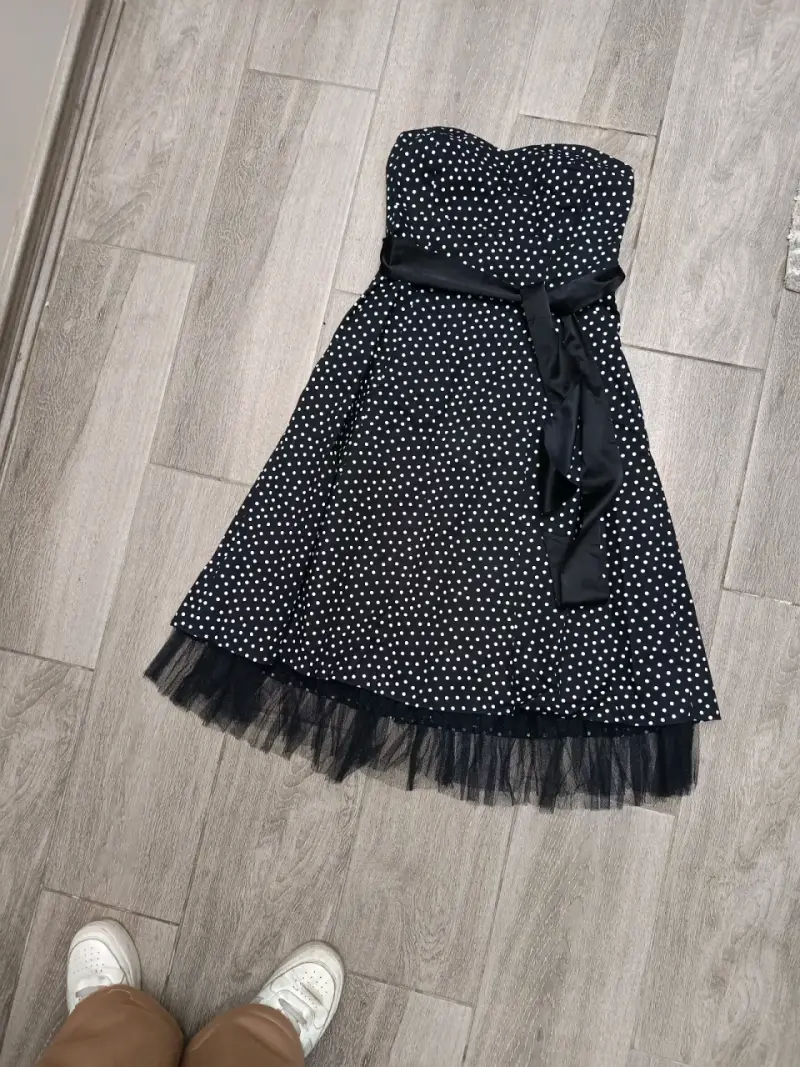 Vestido strapless negro con lunares y cinturón - 2