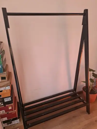 Perchero de maderal negro para ropa - miniatura 1