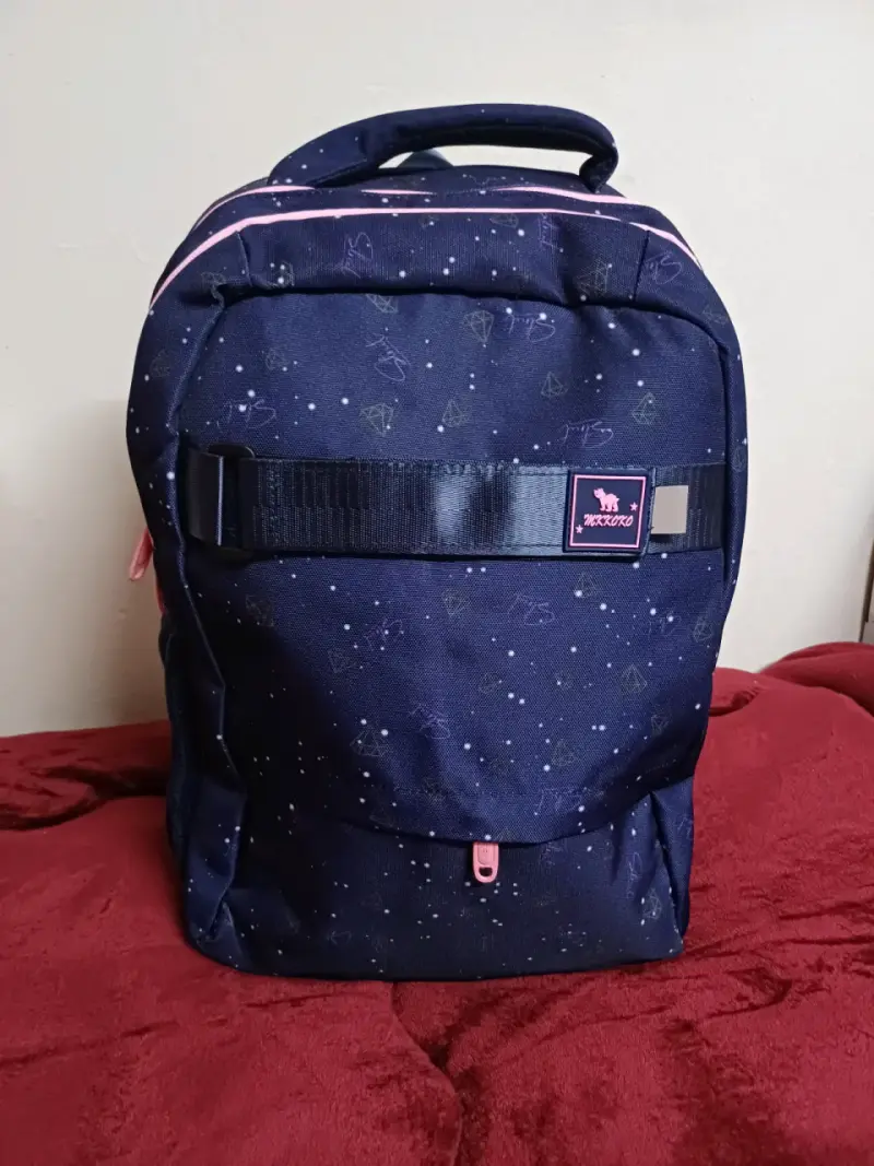 Mochila escolar estampada azul y negra - 1