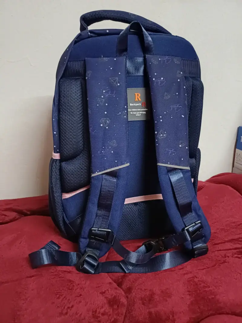 Mochila escolar estampada azul y negra - 2