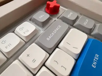 Teclado mecánico compacto con teclas de colores - miniatura 1