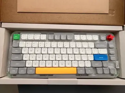 Teclado mecánico compacto con teclas de colores - miniatura 2