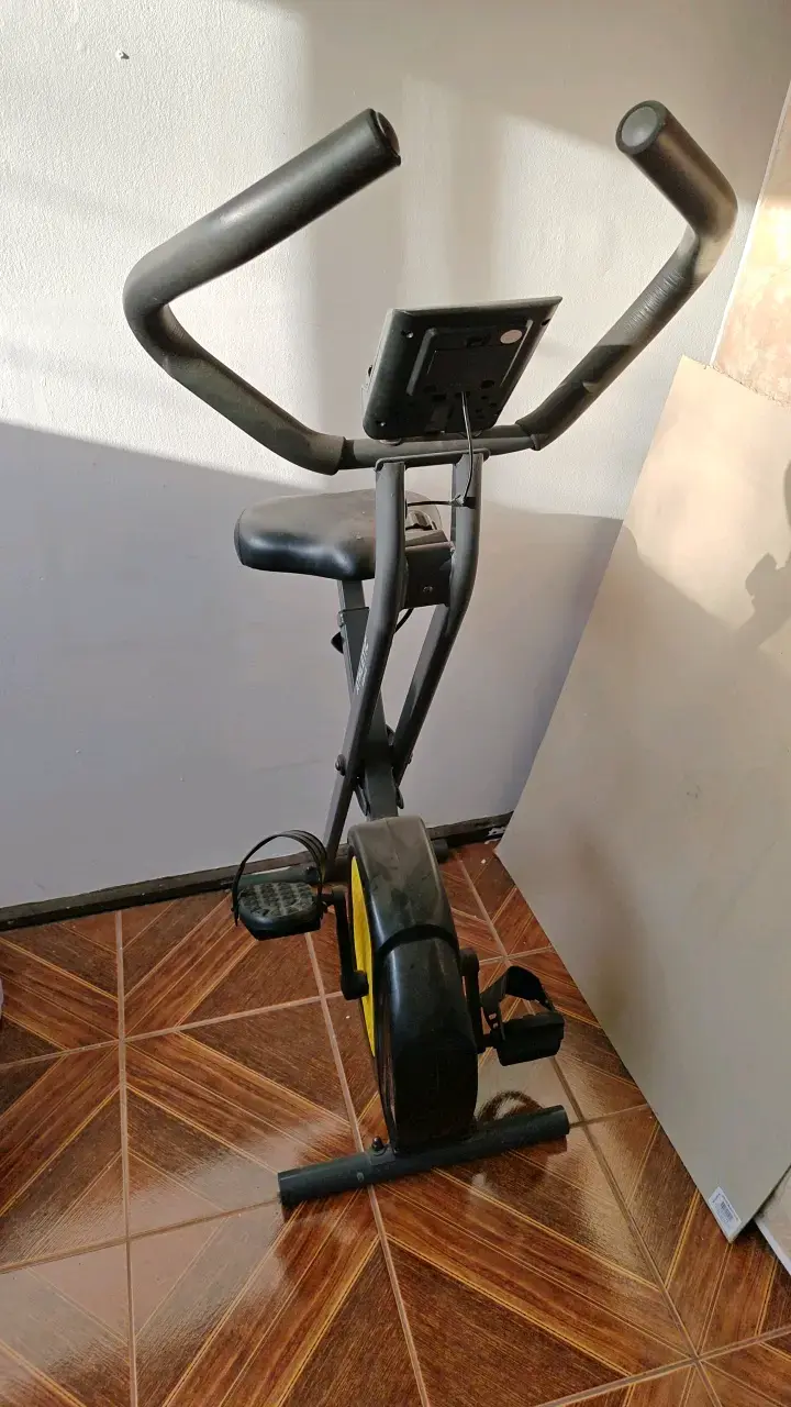 Bicicleta estática con monitor digital - 1