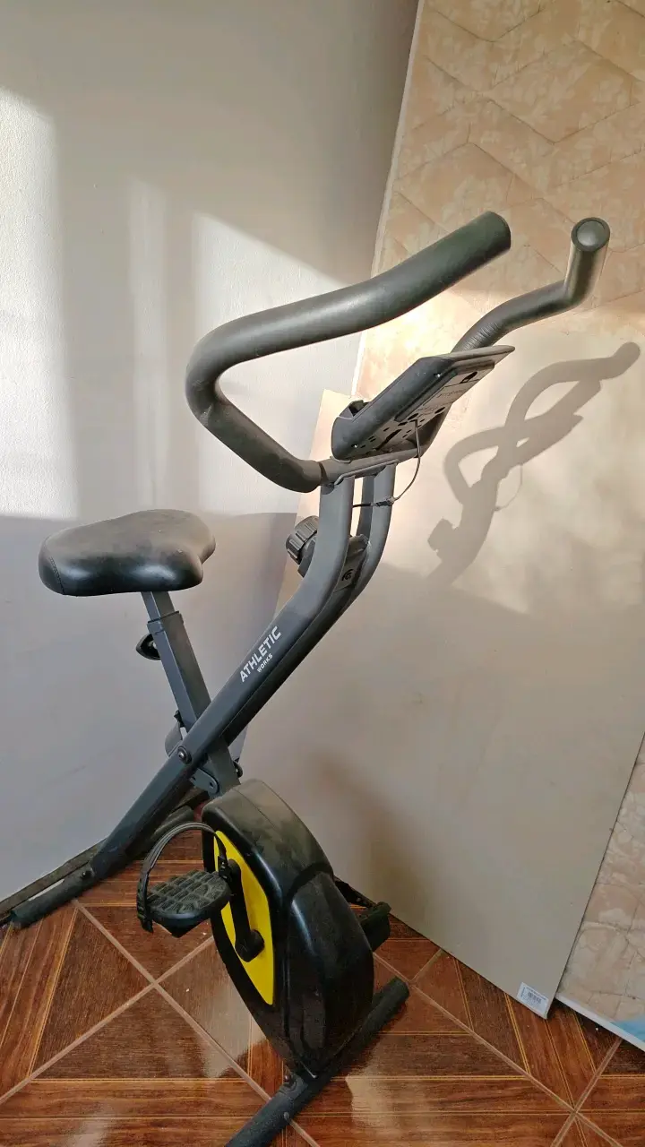 Bicicleta estática con monitor digital - 2