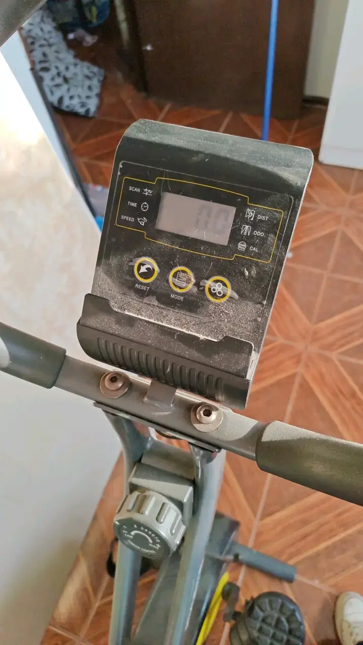 Bicicleta estática con monitor digital - 3
