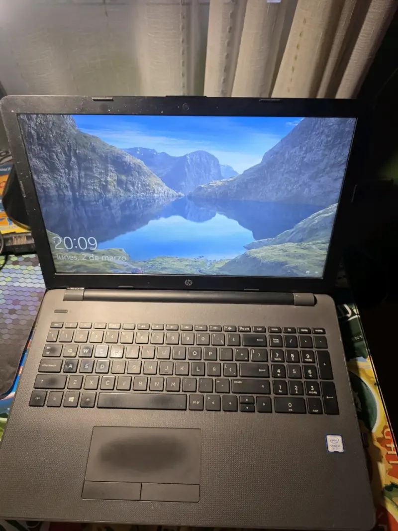 Laptop HP con pantalla grande y teclado numérico - 4