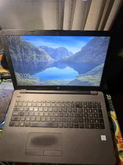 Laptop HP con pantalla grande y teclado numérico - miniatura 4