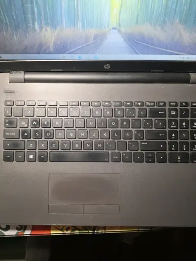 Laptop HP con pantalla grande y teclado numérico - miniatura 5