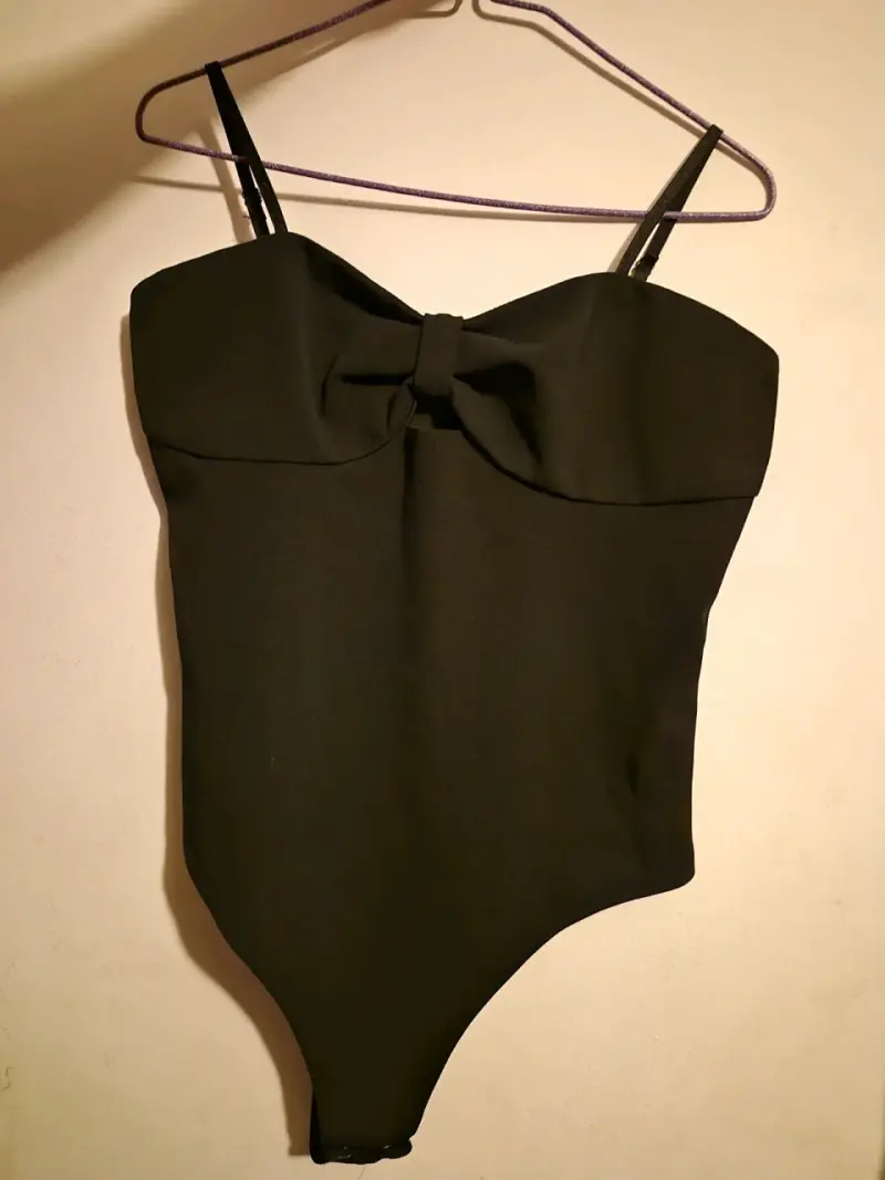 Body negro con lazo elegante