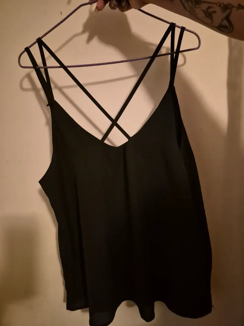 Blusa negra de tirantes cruzados