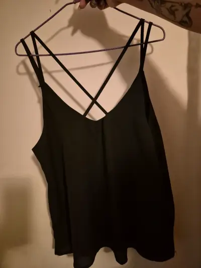 Blusa negra de tirantes cruzados - miniatura 1