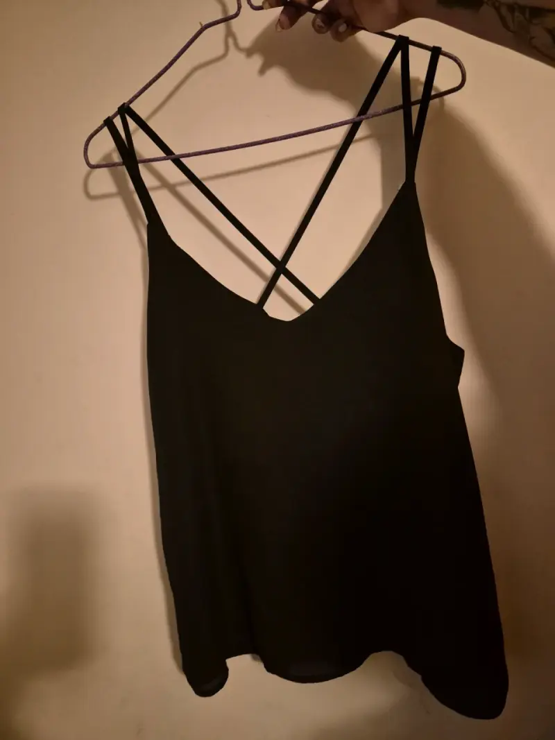 Blusa negra de tirantes cruzados - 2