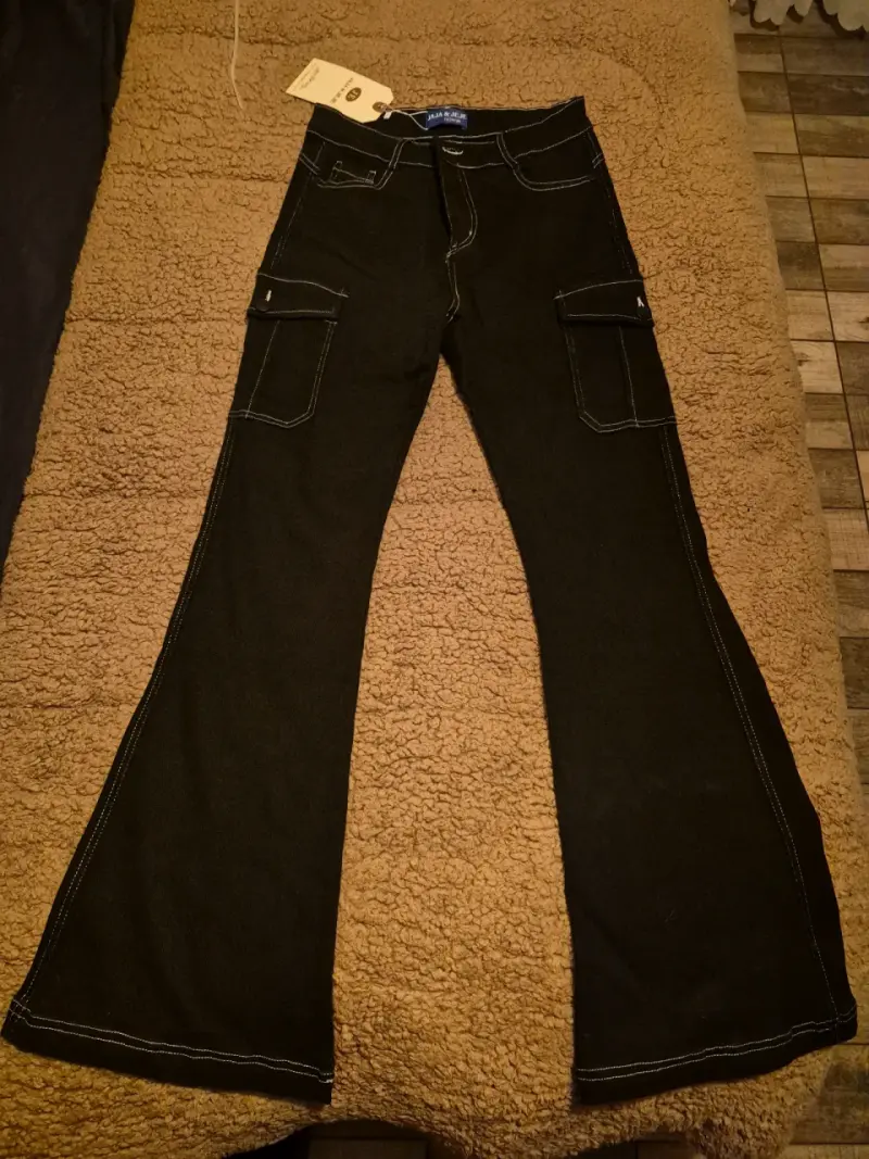 Pantalones acampanados negros con bolsillos