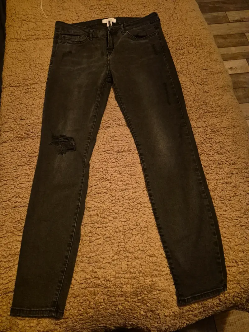 Jeans negros para hombre con diseño desgastado
