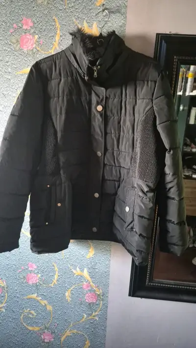 Chaqueta acolchada negra con capucha de piel sintética - miniatura 1