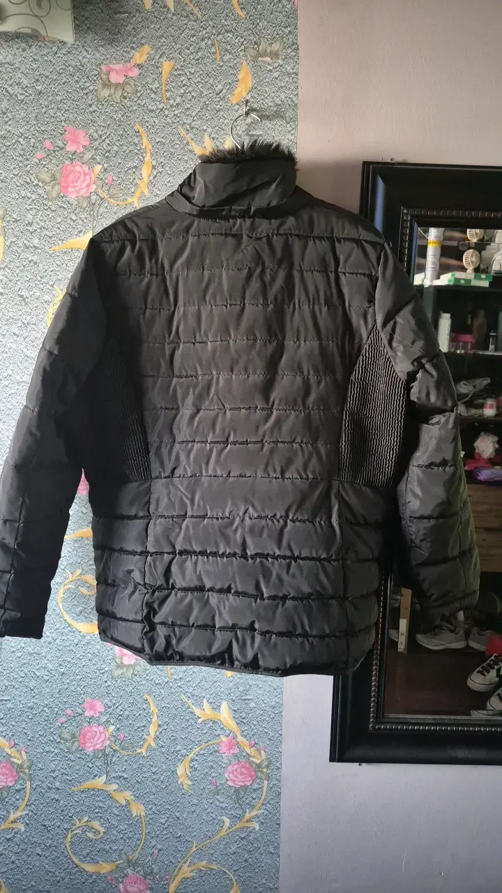 Chaqueta acolchada negra con capucha de piel sintética - 2